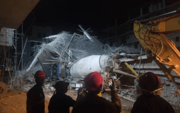 Συναγερμός στη Νιγηρία: Κατέρρευσε οικοδομή - Έχουν εγκλωβιστεί εργάτες (βίντεο)