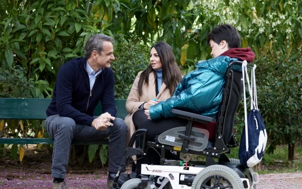 Κυριάκος Μητσοτάκης: Επισκέφθηκε την παραολυμπιονίκη Άννα Ντέντα που εντάχθηκε στον «Προσωπικό Βοηθό» (φωτ.)