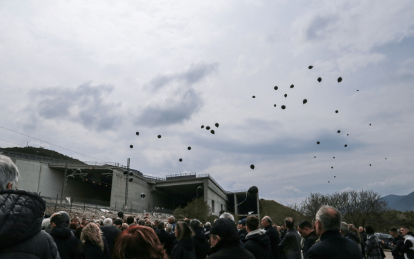 Ανείπωτος πόνος στο μνημόσυνο για το έγκλημα στα Τέμπη - Ιδρύουν σύλλογο οι συγγενείς των θυμάτων (βίντεο & φωτ.)