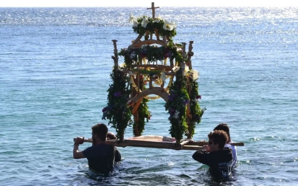 Νάξος: Περιφορά του επιταφίου μέσα στη θάλασσα (βίντεο)