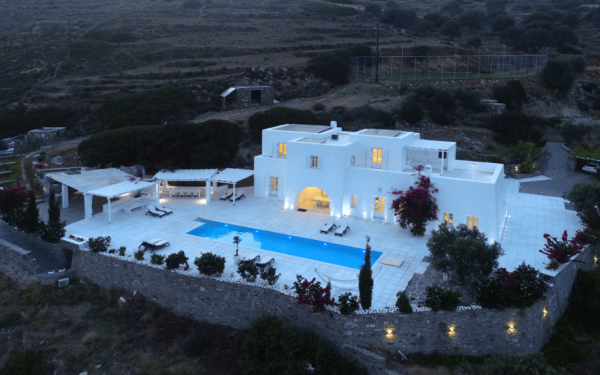 Εισβολή αγνώστων με κάμερες στην αυλή της βίλας του στην Πάρο καταγγέλλει ο Γ. Ραγκούσης