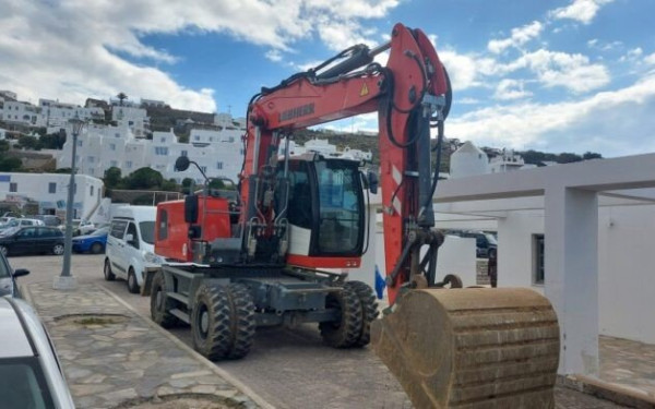 Μύκονος: Συλλήψεις και κατασχέσεις μηχανημάτων από παράνομες οικοδομές (ΦΩΤΟ)