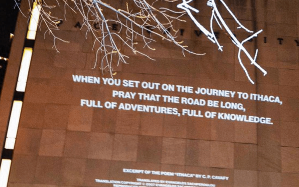 Νέα Υόρκη: Η «Ιθάκη» του Καβάφη φωτίζει τα κτίρια κάτω από τη γέφυρα του Brooklyn (φωτ.)