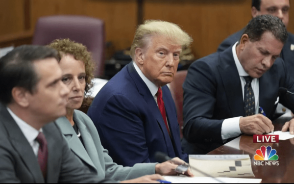 Τη γλιτώνει ξανά ο Τραμπ: «Κούρεμα» εκατοντάδων εκατομμυρίων δολαρίων στο πρόστιμό του