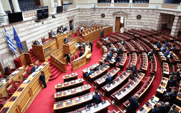 Πέρασε η τροπολογία για το μόρφωμα Κασιδιάρη με τις ψήφους ΝΔ και ΠΑΣΟΚ