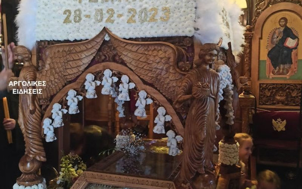 Χιλιομόδι: Στόλισαν επιτάφιο αφιερωμένο στα θύματα των Τεμπών - 57 αγγελάκια και κατάλευκα άνθη (φωτ.)