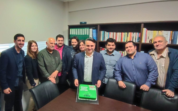 Η έκπληξη στον Σαουλίδη και η τούρτα ΠΑΣΟΚ