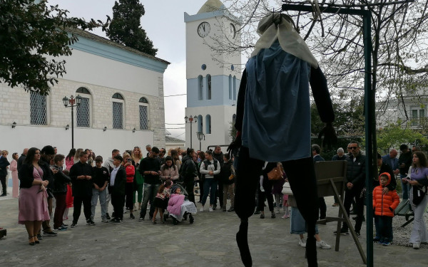Αναβίωσε και φέτος το Κάψιμο του Ιούδα σε όλη τη χώρα (βίντεο, φωτ.)