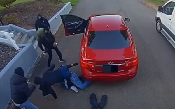 ΗΠΑ: Πήγαν να του κλέψουν το ΙΧ και τα έβαλε με όλους ταυτόχρονα! - Δείτε βίντεο