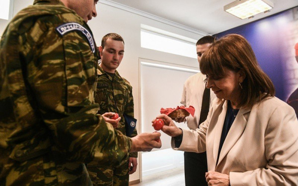 H ΠτΔ επισκέφθηκε την Προεδρική Φρουρά και αντάλλαξε ευχές με τους Εύζωνες	