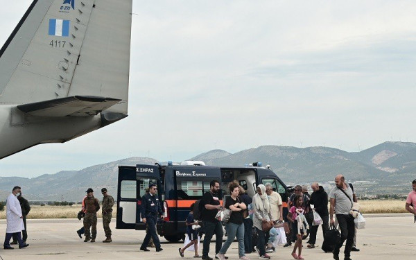 Ελευσίνα: Οι πρώτες δηλώσεις των Ελλήνων που έφθασαν από το Σουδάν - «Ευχαριστούμε πολύ» (βίντεο)