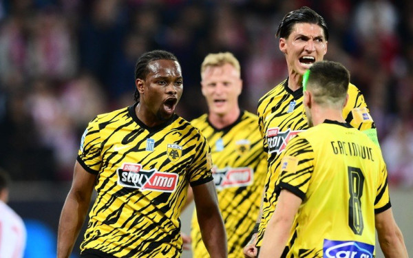 Super League: Η ΑΕΚ απάντησε στον Παναθηναϊκό και πήρε διπλό επί του Ολυμπιακού - «Ντου» οπαδών στον αγωνιστικό χώρο μετά τη λήξη