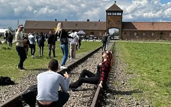 Παγκόσμια οργή: Τουρίστρια πόζαρε ως μοντέλο στις ράγες του Άουσβιτς 