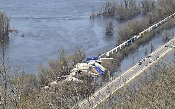 Εκτροχιάστηκε εμπορικό τρένο στις ΗΠΑ - Βαγόνια έπεσαν σε ποτάμι (βίντεο)