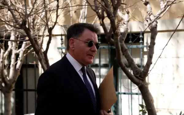 Κούγιας: Δεν αναλαμβάνει την υπεράσπιση του 18χρονου που πέταξε τη φωτοβολίδα - Συντάσσει μήνυση για εγκληματική οργάνωση 