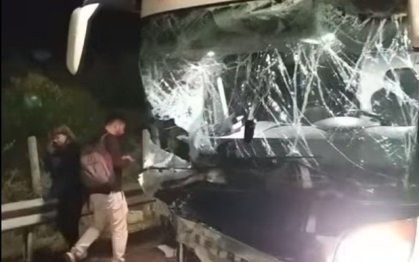 Δυστύχημα στον Πλαταμώνα: Διασωληνωμένος στο νοσοκομείο Λάρισας ένας 19χρονος - Στη ΜΕΘ του Παπαγεωργίου οι άλλοι δύο τραυματίες 