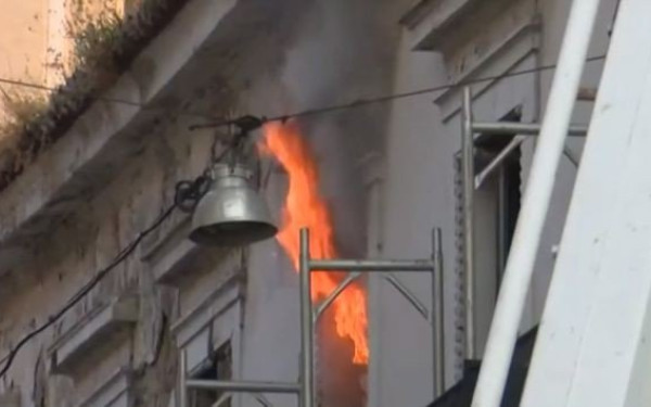 Φωτιά σε εγκαταλελειμμένο κτήριο στην Αιόλου στο κέντρο της Αθήνας - Διακοπή της κυκλοφορίας οχημάτων (βίντεο)
