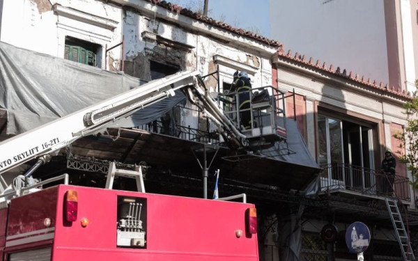 Υπό μερικό έλεγχο η πυρκαγιά σε εγκαταλελειμμένο κτίριο στο κέντρο της Αθήνας