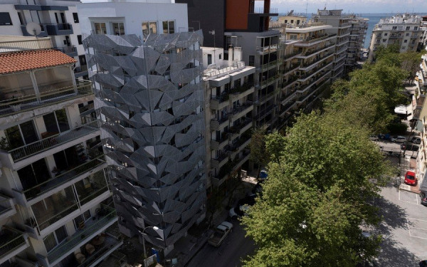 Θεσσαλονίκη: To κτίριο που αλλάζει χρώμα ανάλογα με τις διαθέσεις του καιρού (φωτ.)