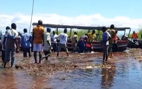 Δραματικές ώρες στη Νιγηρία: Ανατράπηκε βάρκα σε ποτάμι - 100 οι νεκροί (βίντεο)