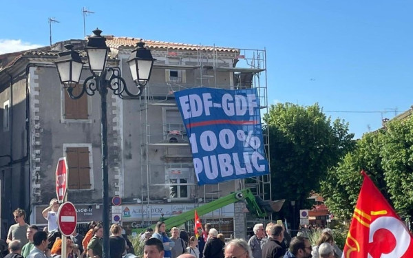 Αστυνομικοί κατάσχεσαν κατσαρόλες από διαδηλωτές για να μην... ενοχληθεί ο Μακρόν (βίντεο)