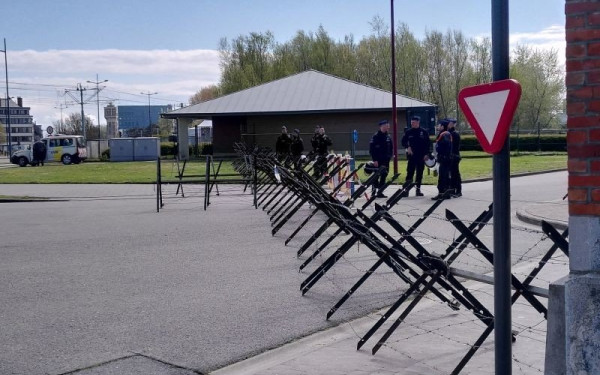 Γάλλοι «κυνηγάνε» τον Μακρόν και στο... Βέλγιο (βίντεο)