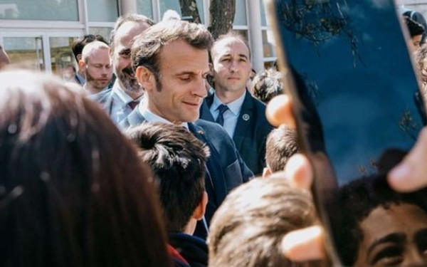 Οι Γάλλοι κάνουν... υποδοχές στον Μακρόν και στους υπουργούς όπου τους συναντούν (βίντεο)