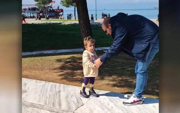 Ο μικρός Παναγιώτης-Ραφαήλ περπατά στο Λευκό Πύργο και στέλνει μήνυμα αισιοδοξίας (βίντεο)