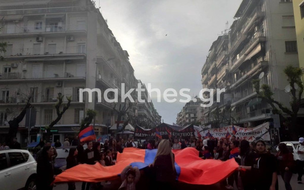 Θεσσαλονίκη: Με συνθήματα και τραγούδια έξω από το τουρκικό προξενείο τιμήθηκαν τα θύματα της Γενοκτονίας των Αρμενίων (βίντεο & φωτ.)