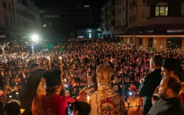 Μελβούρνη: Χιλιάδες Έλληνες έψαλαν το «Χριστός Ανέστη» μέσα στην βροχή!