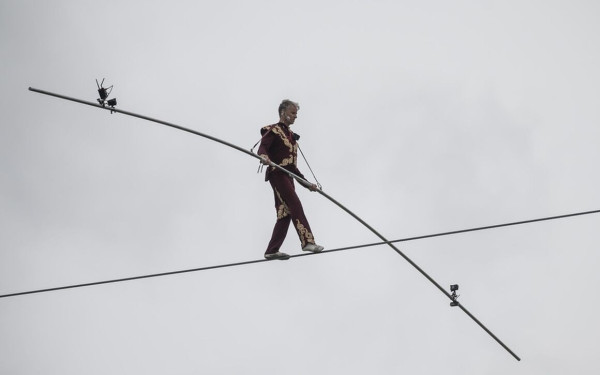 Ακροβάτης διέσχισε το Δούναβη σε τεντωμένο σχοινί και χωρίς δίχτυ ασφαλείας (βίντεο)