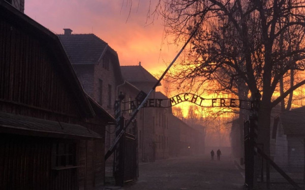 Άουσβιτς: 40 επιζώντες του Ολοκαυτώματος και χιλιάδες άνθρωποι έκαναν την «Πορεία των Ζωντανών» (βίντεο & φωτ.)