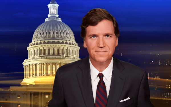 Τάκερ Κάρλσον: Ο άρχοντας των fake news που... εκπαραθυρώθηκε λόγω Τζον Πούλος (βίντεο, φωτ.)