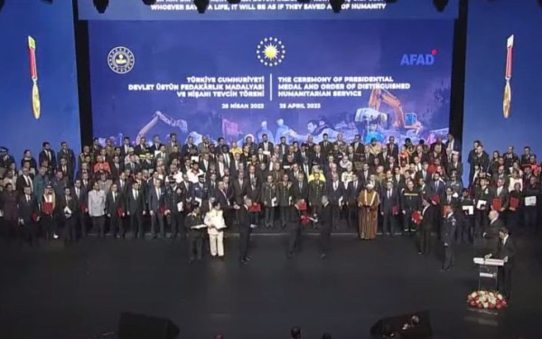 Ο Ερντογάν βράβευσε την ΕΜΑΚ και το ΕΚΑΒ - «Γνωρίζουμε ποιοι ήταν οι φίλοι μας τη μαύρη ημέρα» (βίντεο)