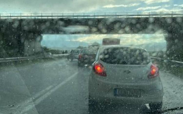 Πέλλα: Χαλαζόπτωση προκάλεσε προβλήματα σε οδηγούς και καλλιέργειες (βίντεο)