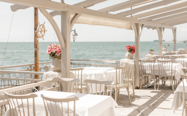 «Βράχος»: Με υπέροχη θέα και μοναδικές γεύσεις… από τη Σμύρνη