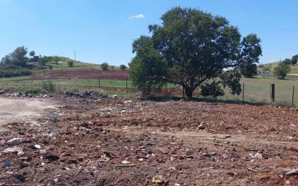 Ωραιόκαστρο: Οι παράνομες χωματερές, η δημοτική περιουσία και ο «πόλεμος» των αναρτήσεων