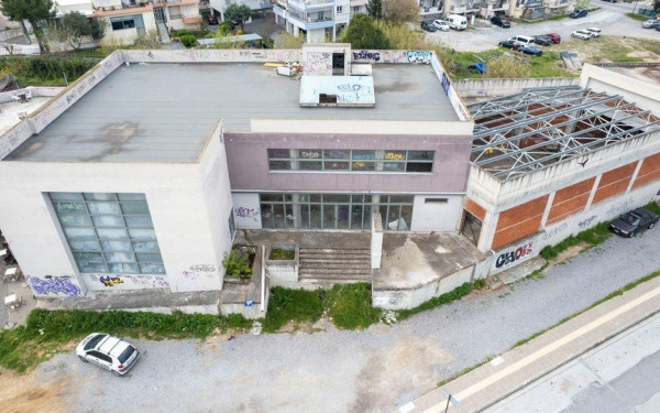 Θερμαϊκός: Άφαντοι οι κληρονόμοι ενός κτιρίου που ρημάζει από το 2012 - Αντί να αξιοποιηθεί έγινε… πάρκινγκ