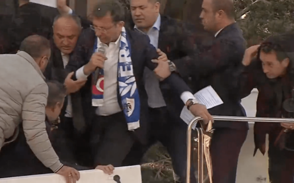 Μυρίζει μπαρούτι το κλίμα στην Τουρκία: Πετροπόλεμος Γκρίζων Λύκων σε προεκλογική συγκέντρωση του Ιμάμογλου (βίντεο)