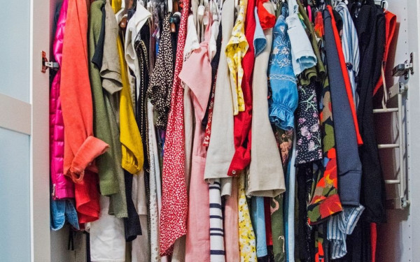 Οι Βρετανοί επιστρέφουν στα φυσικά καταστήματα για τις αγορές τους - Ανοδική πορεία στα μεταχειρισμένα ρούχα