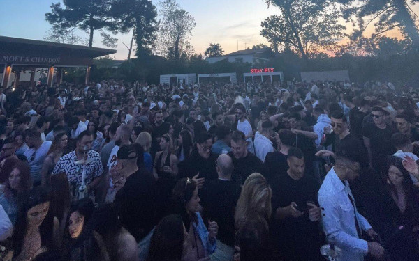 «Πρεμιέρα» για την καλοκαιρινή σεζόν στη Χαλκιδική - Γέμισαν τα beach bars (φωτ.)