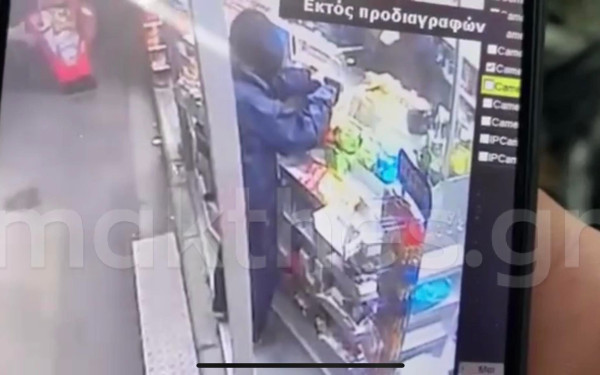 Θεσσαλονίκη: Μάχη σώμα με σώμα περιπτερά με ένοπλο ληστή - Βίντεο ντοκουμέντο