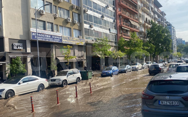 Θεσσαλονίκη: Ξεκίνησαν οι εργασίες αποκατάστασης του αγωγού στα δικαστήρια - «Δεν επηρεάζονται οι καταναλωτές» (βίντεο, φωτ.)