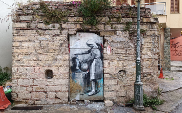 Άνω Πόλη: Μια ζωγραφισμένη γυναίκα «κερνάει» νερό σε πόρτα εγκαταλειμμένης παλιάς κρήνης	