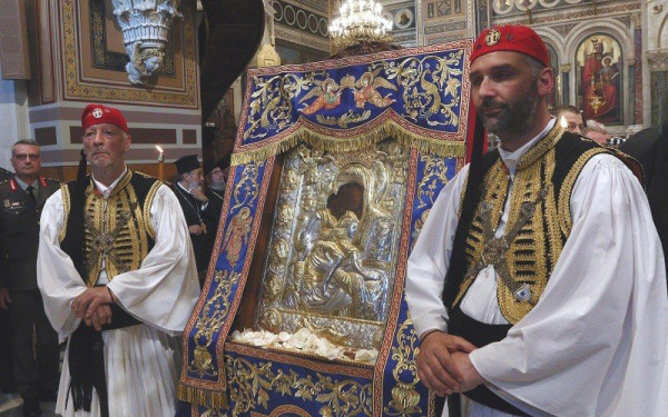 Άξιον Εστί: Εκατοντάδες πιστοί από τα χαράματα στη Μητρόπολη για την εικόνα της Παναγίας (βίντεο)