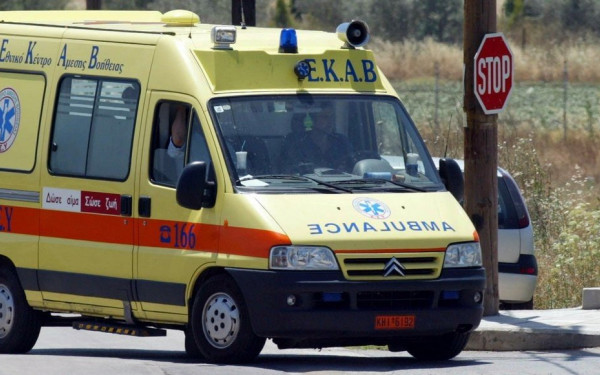 Θεσσαλονίκη: Τροχαίο ατύχημα στην Επανομή – Αυτοκίνητο προσέκρουσε σε κολώνα, απεγκλωβίστηκε ο οδηγός