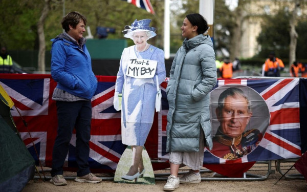 Στον πυρετό της στέψης του Καρόλου η Βρετανία - Στήνονται σκηνές έξω από τα ανάκτορα (βίντεο, φωτ.)