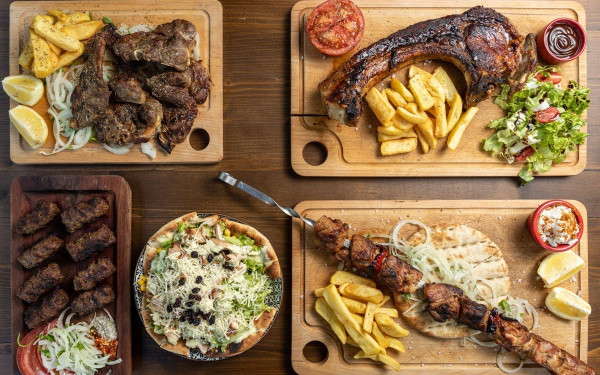 «Eat... Meat»: Ένα συνοικιακό στέκι με φανατικούς θαμώνες για όσους αγαπούν το καλό κρέας