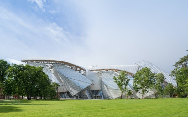 Παρέμβαση με μπογιές στο ίδρυμα Louis Vuitton και στην πλατεία Βαντόμ στο Παρίσι (βίντεο)