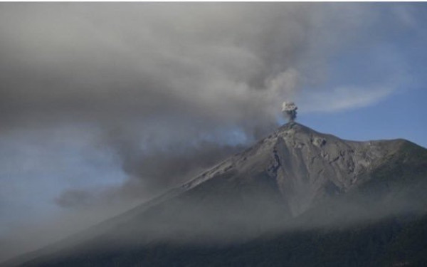 «Ξύπνησε» το ηφαίστειο Φουέγο: Εκατοντάδες κάτοικοι απομακρύνονται εσπευσμένα - Δείτε βίντεο 